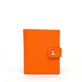 Portafoglio Cara - modello compatto in pelle arancio con tasca per banconote, quattro carte e portamonete, chiusura con clip by Pianigiani